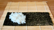 Fotografie der Temaki-Zubereitung (Schritt 1) Fotografie der Temaki-Zubereitung (Schritt 1)
