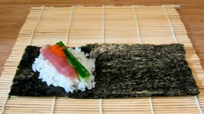 Fotografie der Temaki-Zubereitung (Schritt 2) Fotografie der Temaki-Zubereitung (Schritt 2)