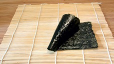 Fotografie der Temaki-Zubereitung (Schritt 3) Fotografie der Temaki-Zubereitung (Schritt 3)