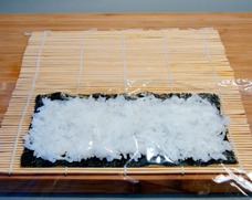 Fotografie der Ura-Maki-Zubereitung (Schritt 1) Fotografie der Ura-Maki-Zubereitung (Schritt 1)