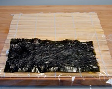 Fotografie der Ura-Maki-Zubereitung (Schritt 2) Fotografie der Ura-Maki-Zubereitung (Schritt 2)
