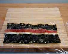 Fotografie der Ura-Maki-Zubereitung (Schritt 3) Fotografie der Ura-Maki-Zubereitung (Schritt 3)