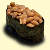 Fotografie eines Natto-nigiri Fotografie eines Natto-nigiri