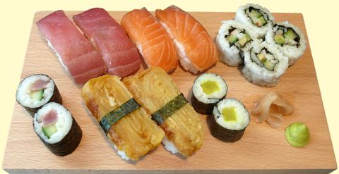 Fotografie einer Sushiauswahl Fotografie einer Sushiauswahl