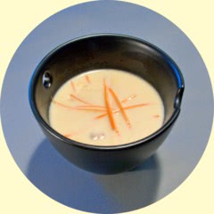 Fotografie einer Sojamilch-Suppe